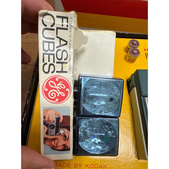 Vintage 60's Kodak Hawkeye Instamatic R4 Camera + Flashcubes UNTESTED PARTS ONLY - Picture 5 of 15